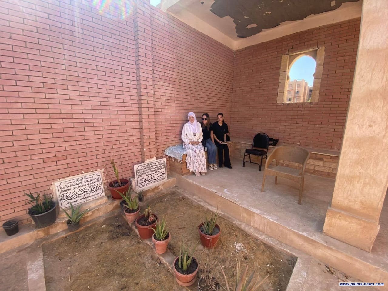 الفنانة المصرية المعتزلة شمس البارودي تزور قبر زوجها الفنان الراحل حسن يوسف في ذكرى وفاته الأولى